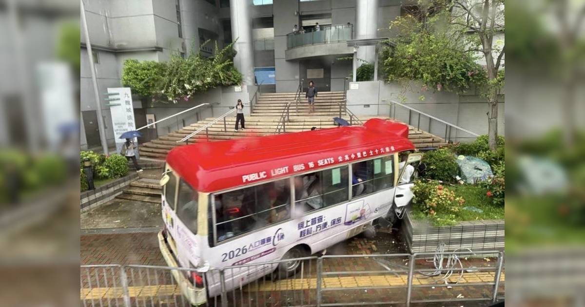 亞皆老街小巴突失控剷上行人路 44歲男途人搶救後結果曝光
