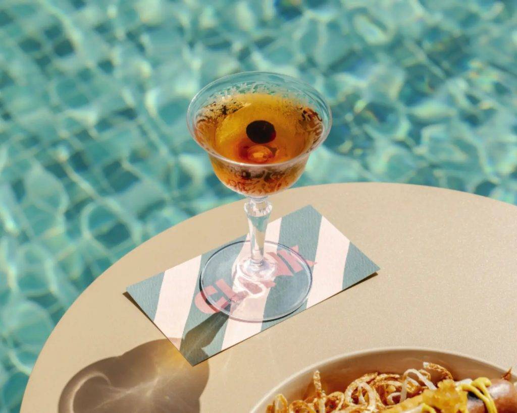 金普頓酒店Swim Club (圖片來源:KKday)