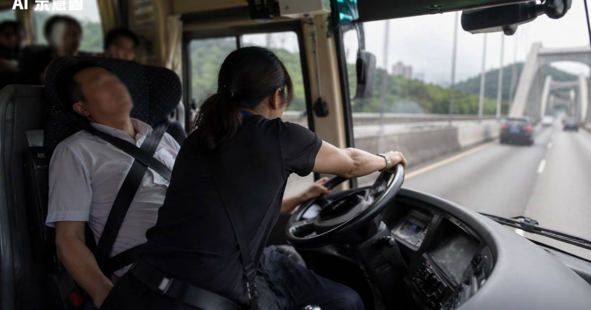 旅遊巴司機突暈倒亡 導遊一個舉動救回全車40多條人命