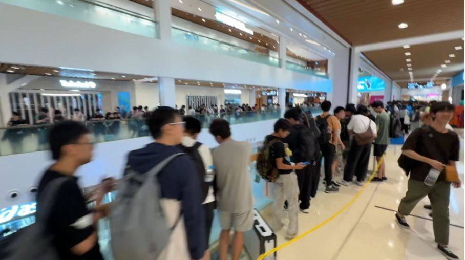 爆旋陀螺 灣仔合和商場 商場內排隊狂迷圍著商場中庭兩個圈。(圖片來源:TVB)