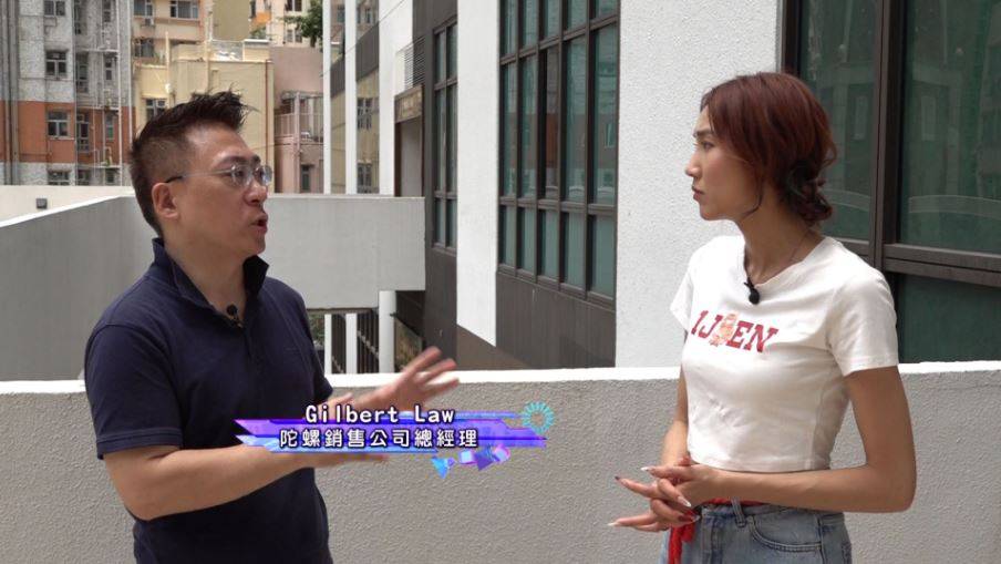 爆旋陀螺 灣仔合和商場 陀螺銷售公司負責人受訪解釋排隊安排。(圖片來源:TVB)