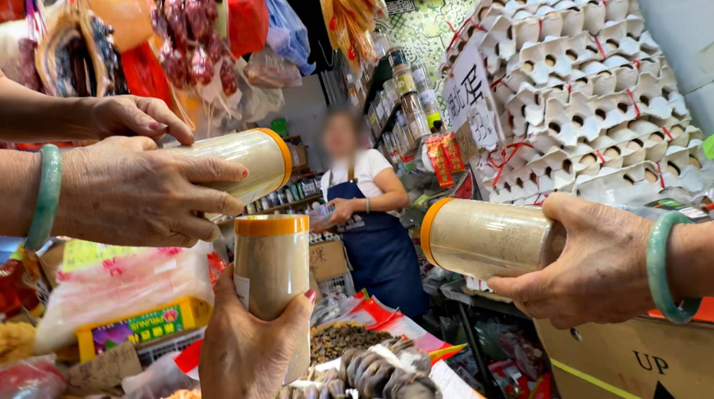 東張西望 無牌行醫 油塘一間街市雜貨檔涉無牌行醫,檔主僅靠「一眼」便聲稱看出顧客「身懷隱疾」,並推銷由「幾十種中藥」磨成的藥粉,售價高達2300多元。(圖片來源:TVB)