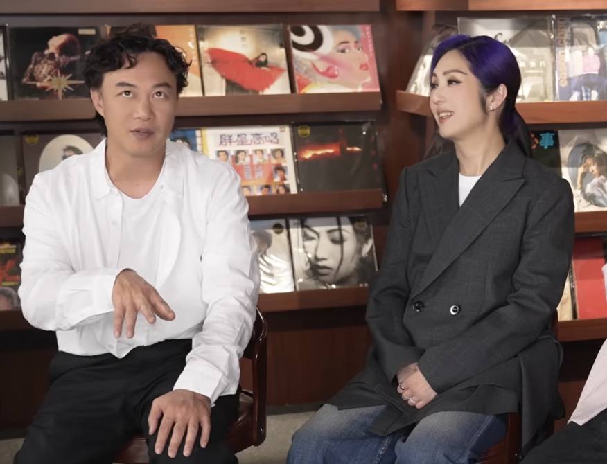 陳奕迅 我需要的只是愛 本來係蘭花手加娘娘腔,高度還原鄭秀文經埋人郭啟華的神態,楊千嬅立即展現會心微笑。(圖片來源:華星唱片)