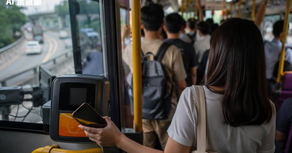 港女企巴士車頭一個位 手機意外「嘟」一聲即損失雙倍車資