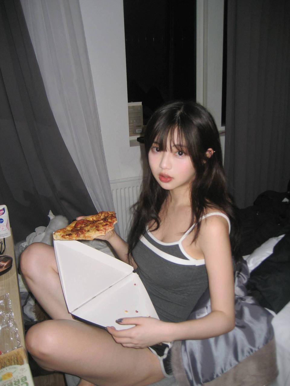 區明妙 寫真集 區明妙以貼地的家居Look成功收割大量讚美。(圖片來源:IG@miumiu__au)