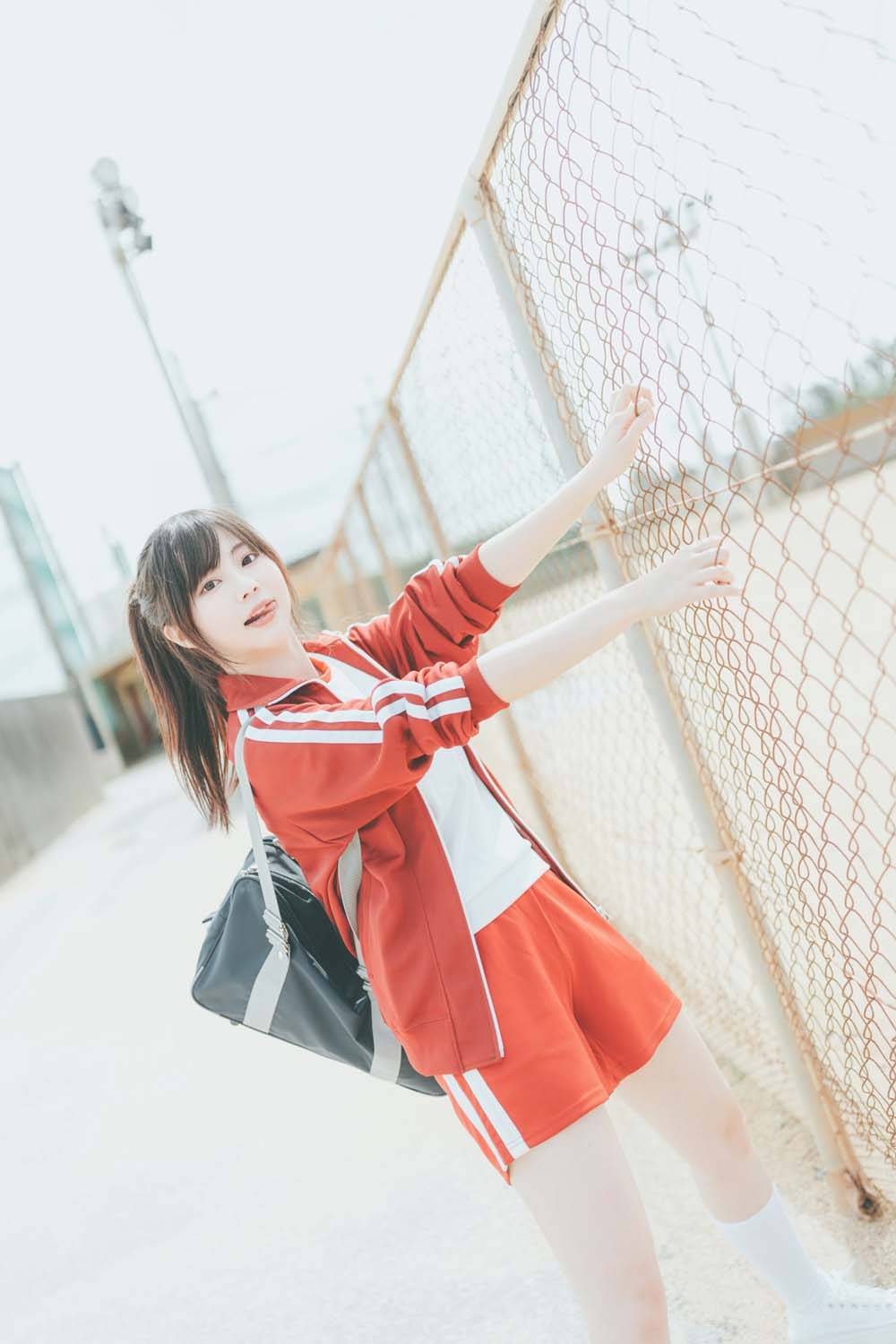 區明妙 寫真集 區明妙今次遠赴日本沖繩取景,並注入了MiuMiu大量的個人心血。(圖片來源:《明》)