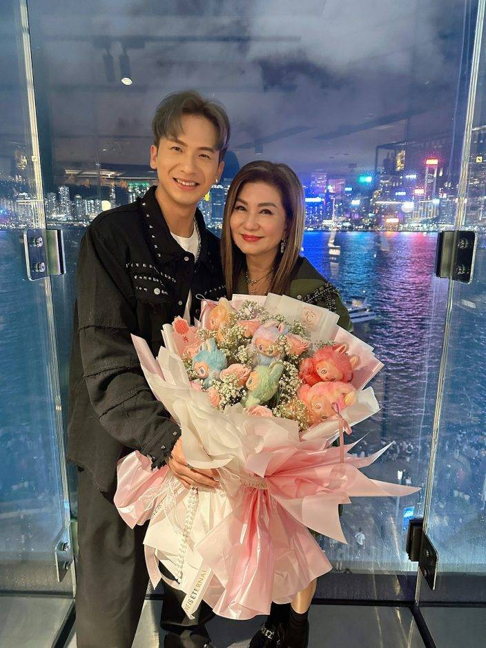 周吉佩 樂易玲 周吉佩向樂小姐送贈Labubu花束作生日禮物。(圖片來源:周吉佩IG)