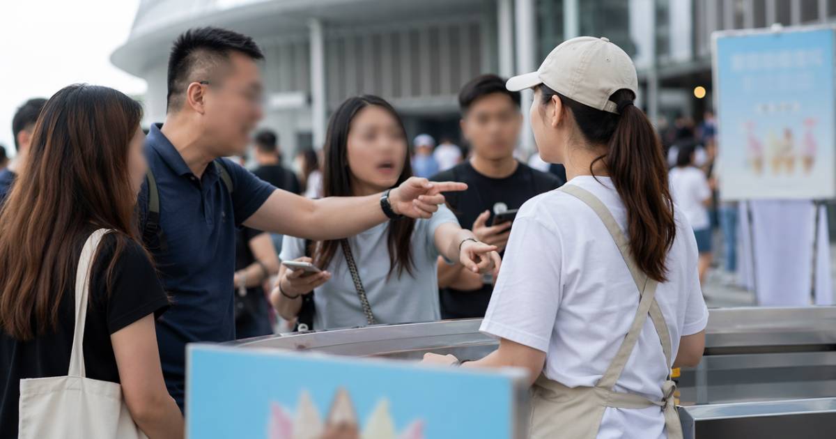 啟德免費派雪糕暫停補貨 數名男女圍罵職員結局反轉