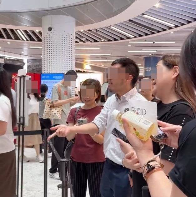 免費派雪糕補貨暫停 男女不滿圍鬧職員瘋傳 被指影衰香港人 職員做法獲讚