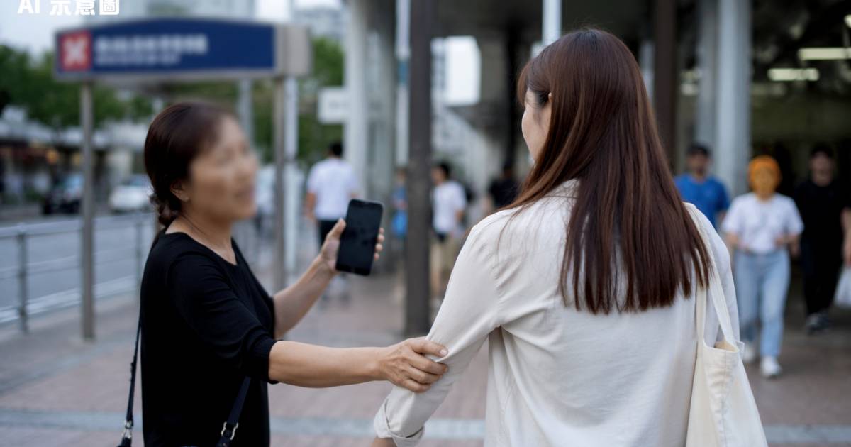 粉嶺港女被50多歲女子強拉手臂求影相 一句英文甩身揭背後驚人套路