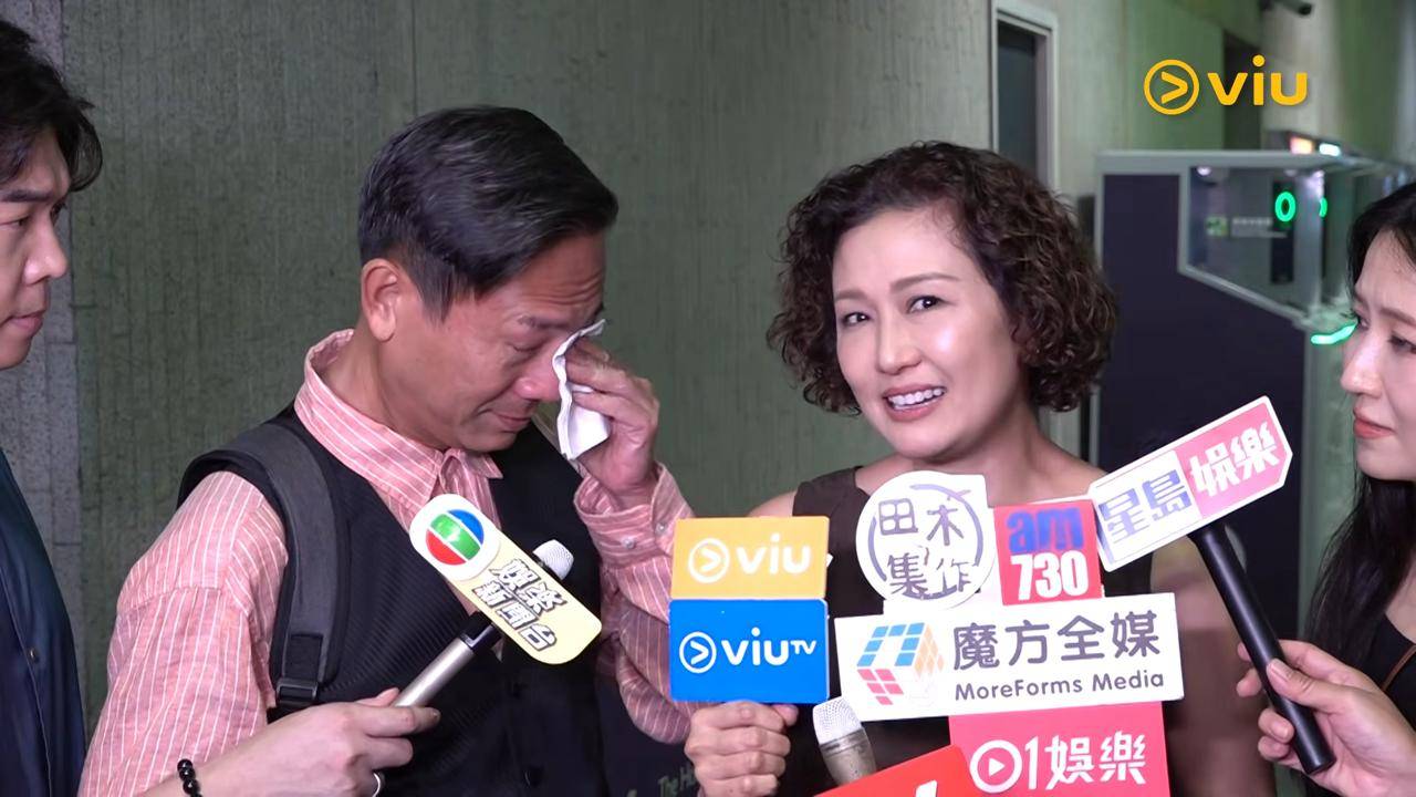 鍾景輝追思會 陳國邦 當被問到在追思會要抑壓情緒演出是否最困難,陳國邦隨即感觸落淚,一度無法受訪。(圖片來源:Viu1 HK)