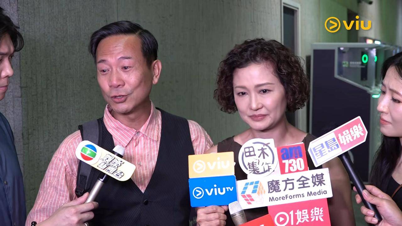 鍾景輝追思會 陳國邦 在旁的羅敏莊透露老公收到King Sir離世消息時情緒崩潰,原本對方傳訊息通知她但又刪除,相隔半小時心情沉澱後才再傳訊息說出恩師離世消息。(圖片來源:Viu1 HK)