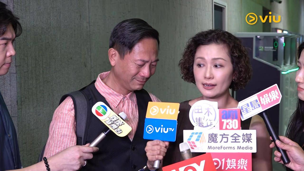 鍾景輝追思會 陳國邦 陳國邦哽咽表示相信老師在天上會「昅住」他們在追思會演出的戲劇。(圖片來源:Viu1 HK)