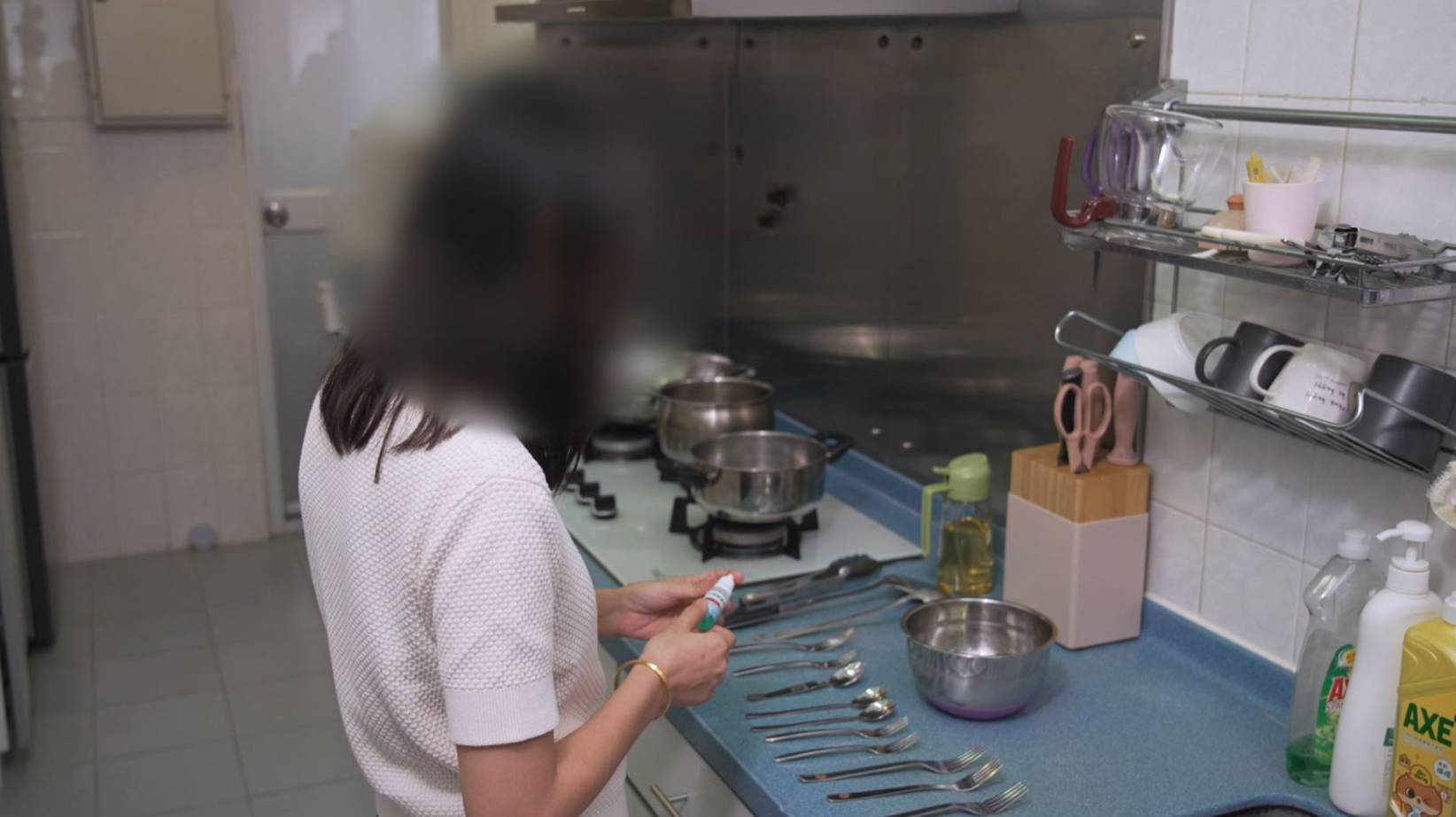東張西望 不鏽鋼檢測液 麥太自行檢測發現家中不鏽鋼餐具多為劣質。(圖片來源:TVB)