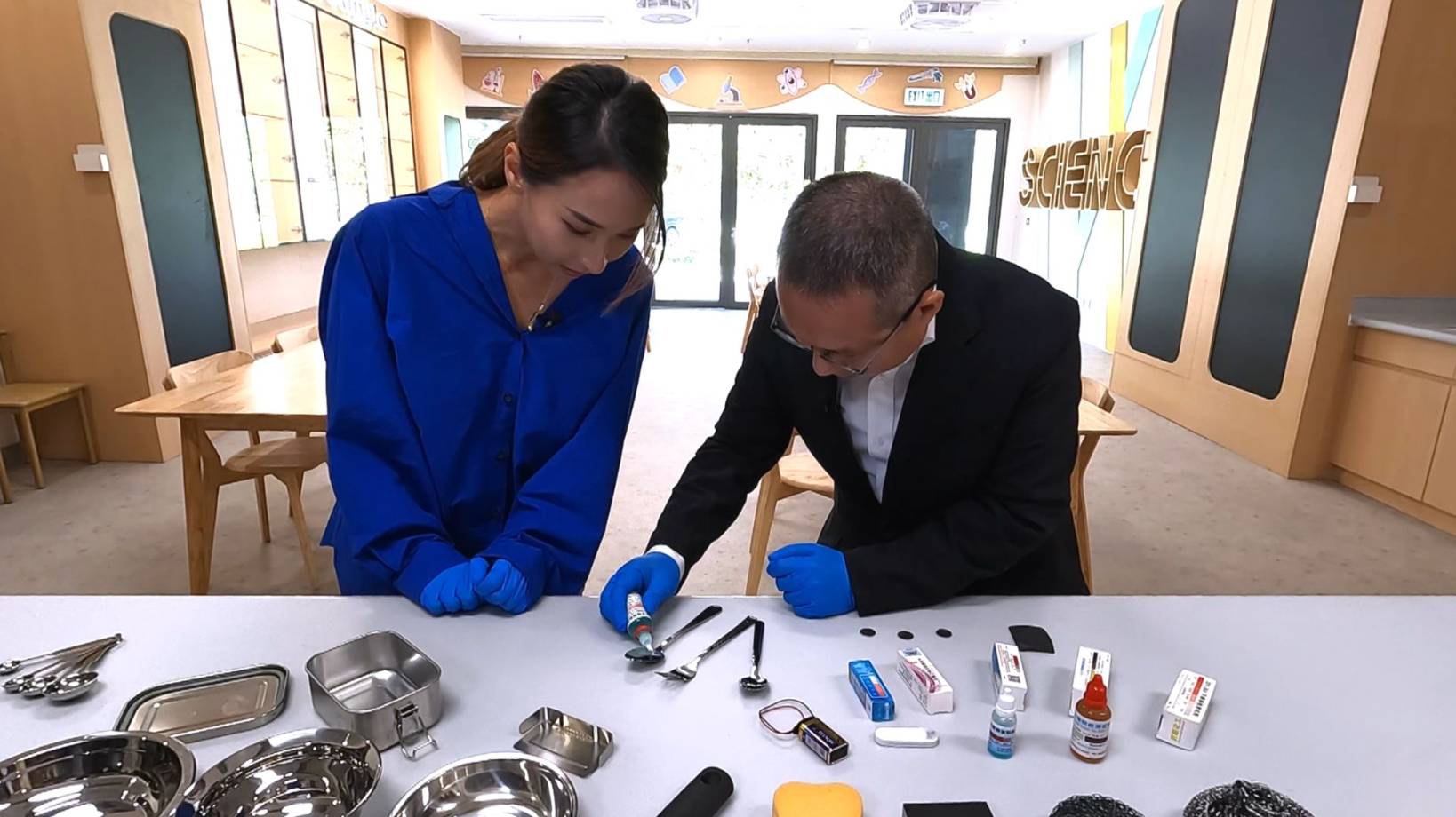 東張西望 不鏽鋼檢測液 史東甫為觀眾作測試並拆解不鏽鋼安全之謎。(圖片來源:TVB)