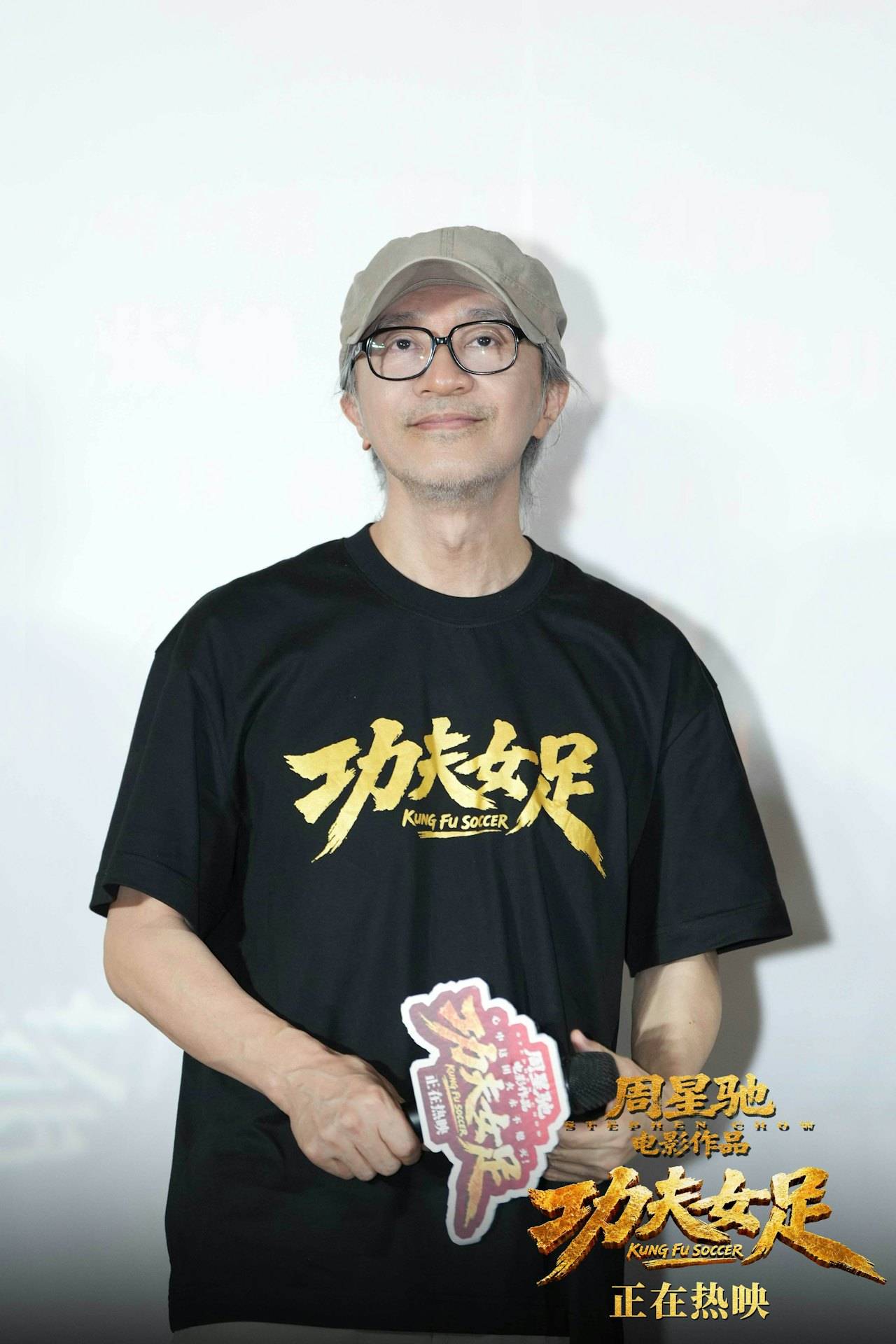 周星馳 功夫女足 周星馳編導大作《功夫女足》自內地上映以來走勢凌厲,截至昨日票房已逼近10億人民幣大關,然而網上卻爆出大批觀眾只收到手寫戲票甚至遭塗改票根離譜狀況。(圖片來源:微博@電影功夫女足)