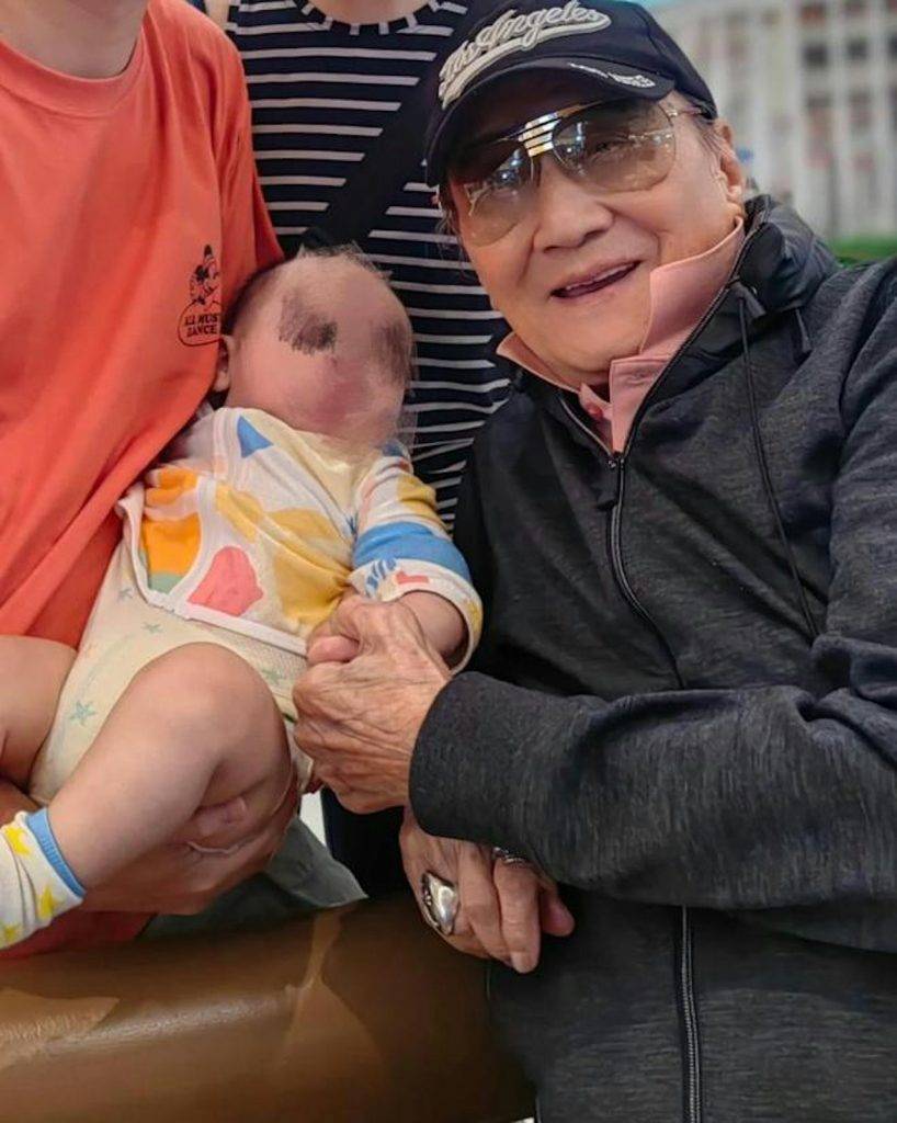 袁偉豪 謝賢已87歲,但仍精神奕奕,早前曾被網民野捕獲,笑住合照。(圖片來源:網上圖片)