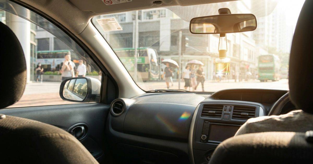 車主小心！夏日上車即開冷氣恐變「毒氣室」｜專家揭汽車香薰竟釋出百倍毒物？