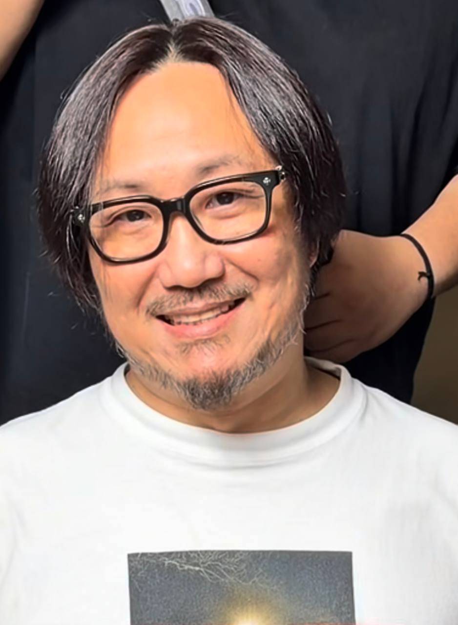 鄭中基 阿龍 在影片畫面中他刻意扮演被人挾持入鏡,表情生動惹笑。(圖片來源:IG@rtv_runningteam)