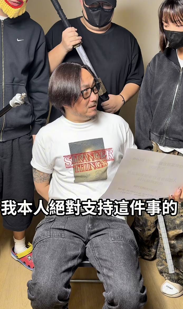 鄭中基 阿龍 在影片畫面中他刻意扮演被人挾持入鏡,不失搞笑本色。(圖片來源:IG@rtv_runningteam)