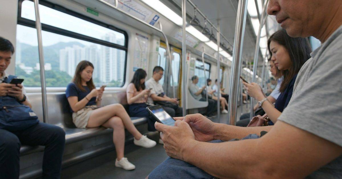 女網民港鐵疑遭偷拍｜幸獲正義男出手截停 警員一句話惹網民激辯：影全身唔犯法？