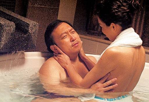 非份之罪 陳煒 陳煒除沐浴巨星廣告外也拍過不少經典沐浴戲,2006年王晶自編自導兼自演的懸疑片《提防老千》,飾演老千女友,露背與王晶共浴場面尺度甚大(圖片來源:新傳媒圖片庫)