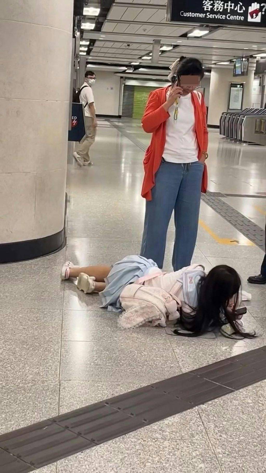 港鐵金鐘站 隨地大小躺 (圖片來源: Threads@lwy__1215)