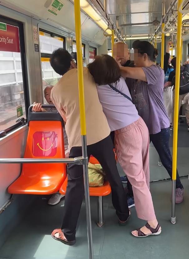 輕鐵打鬥 關愛座 (圖片來源:sanity_fitnesshk@Threads)
