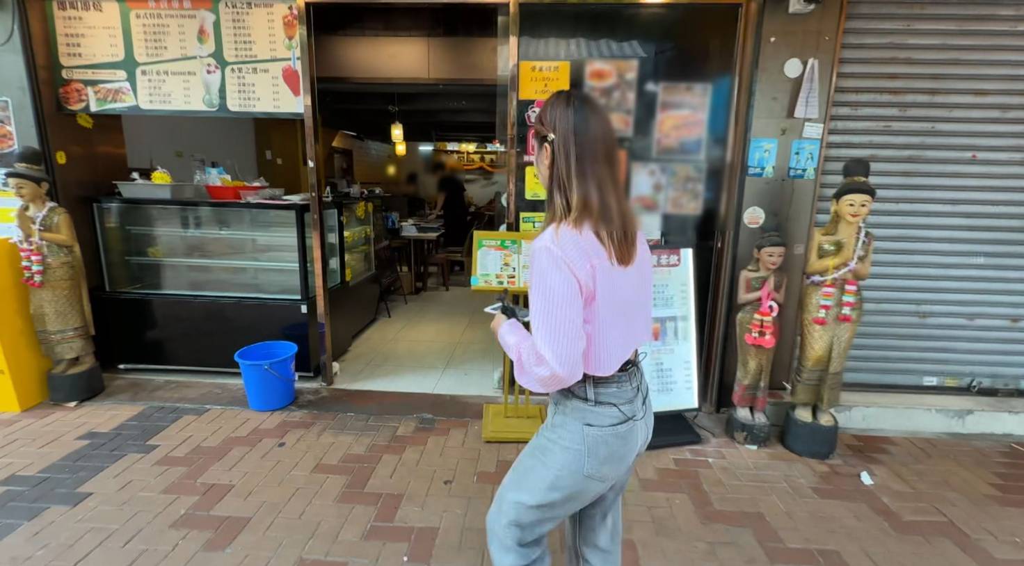 東張西望 泰國餐廳 東張主持李旻芳到涉事餐廳查詢,但老闆未出來回應。(圖片來源:TVB)