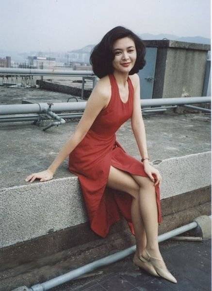 關之琳 奶孫戀 關之琳擁有姣好的容貌曼妙的身材。