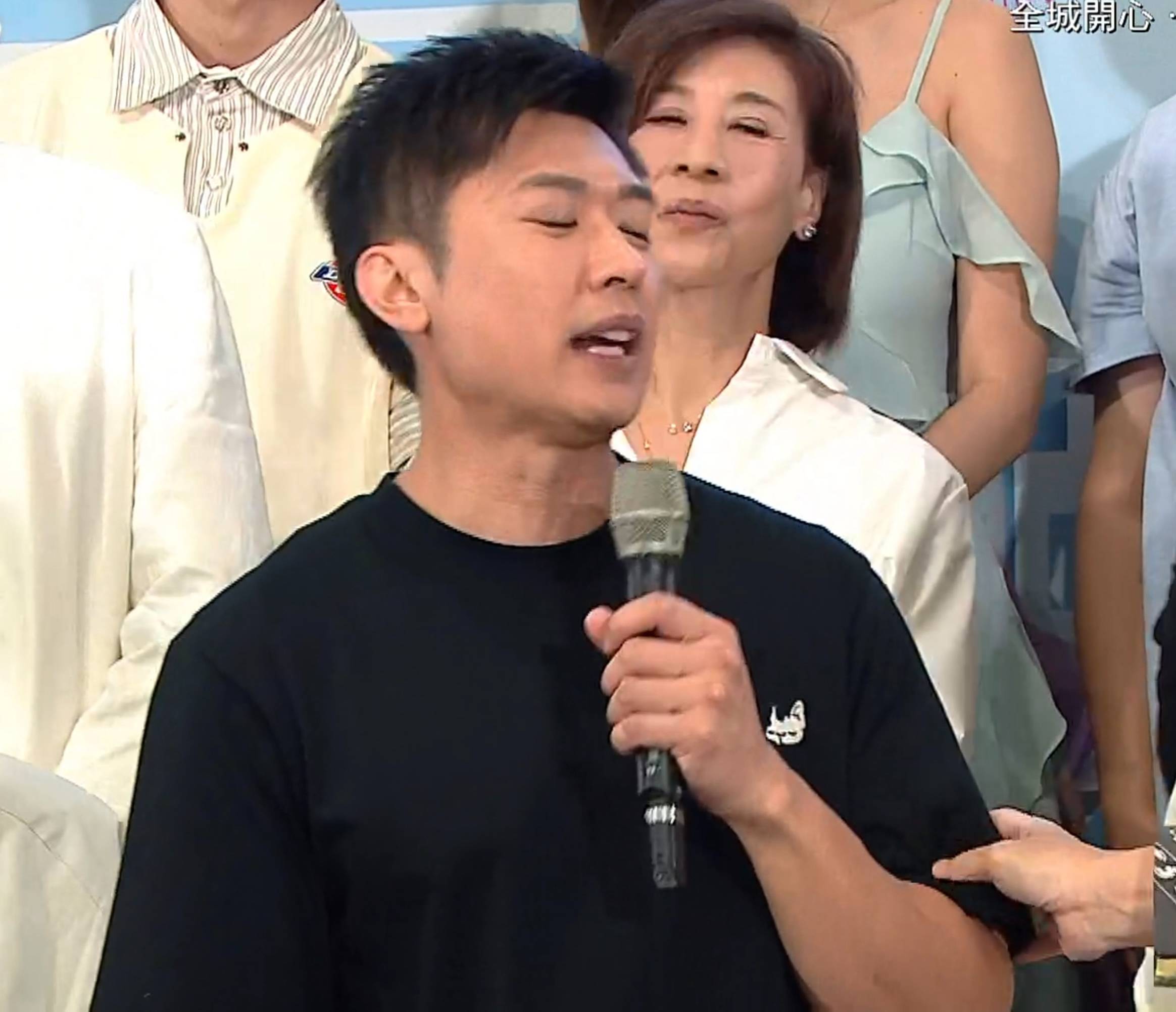 開心速遞 李偉健 隨後更因情緒激動直言「講唔到」並迅速退回原位。(圖片來源:TVB)