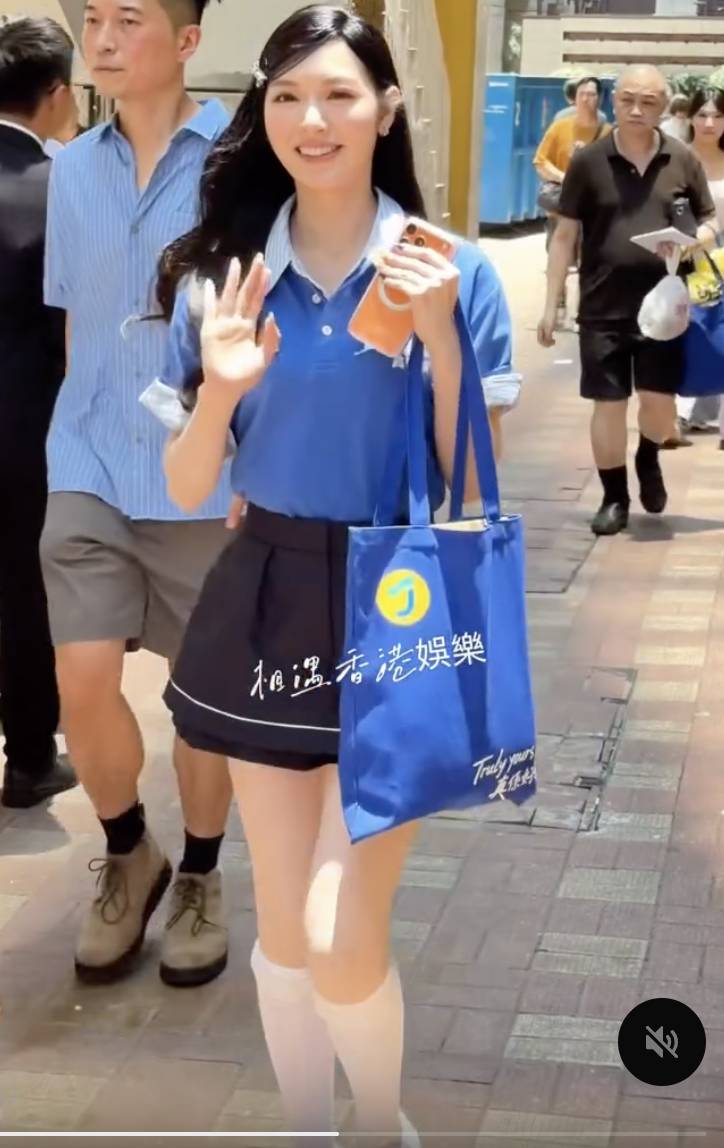 馮盈盈 香港小姐 現場網友拍下這位前度冠軍未經修圖真實畫面並上載至社交網絡。(圖片來源:threads@jia691099)