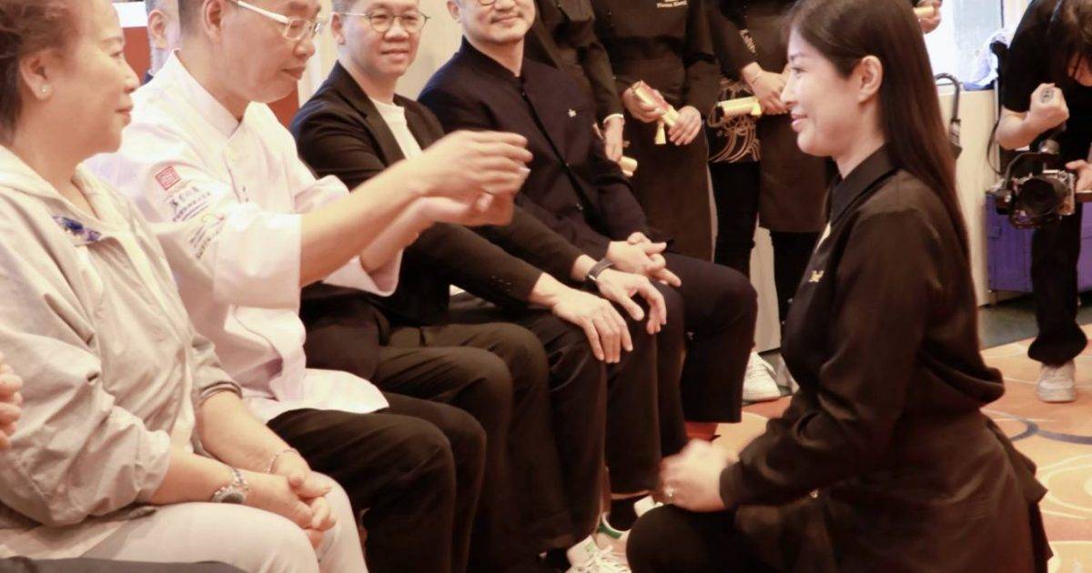 42歲周家蔚正式拜師入門 徒弟中排行第10 跪地斟茶過程曝光：多謝師傅