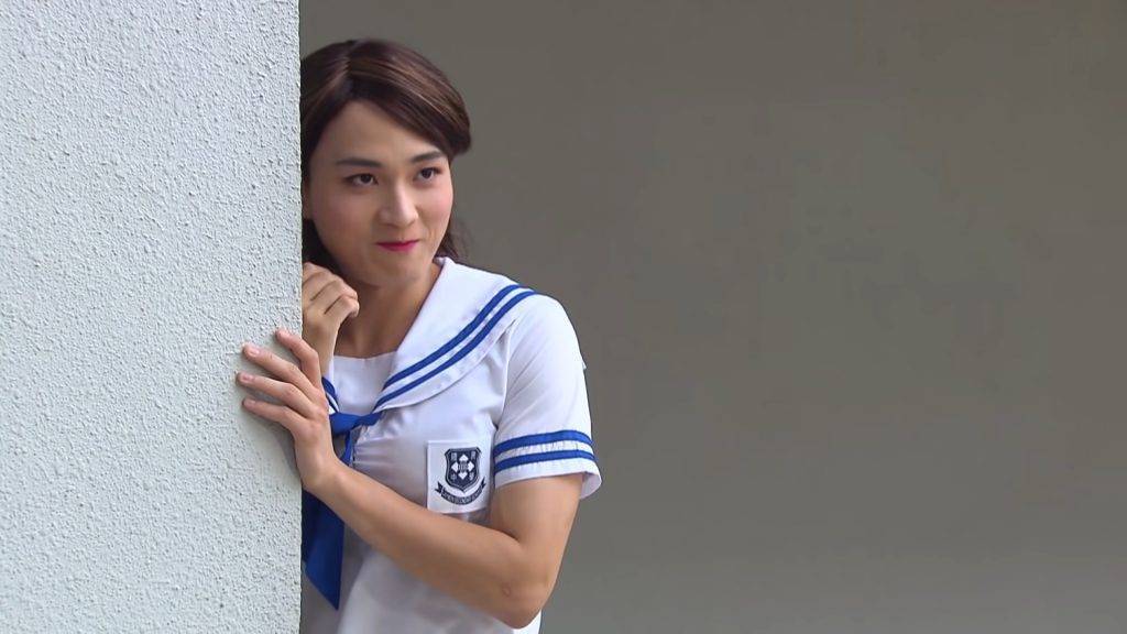 周嘉洛 姚焯菲 周嘉洛扮女學生又真係有料到。(圖片來源:《愛回家》截圖)
