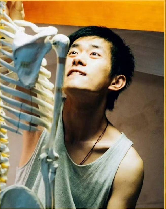 百花獎 影帝 易烊千璽在《小小的我》扮演患有腦性麻痺的少年。(圖片來源:《小小的我》劇照)