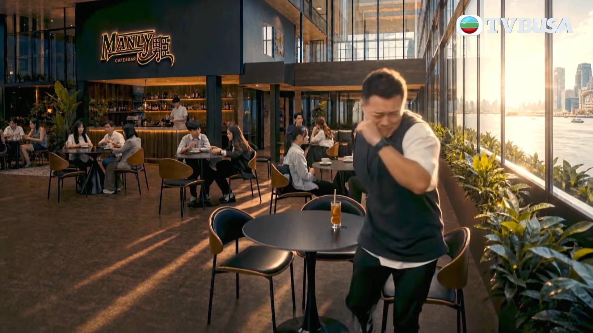 愛回家之三代同糖 吳若希 這幕Cafe場景,被網民狂轟超級假!(圖片來源:TVB)