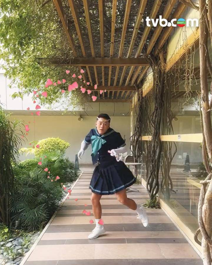 愛回家之三代同糖 吳若希 大隻仔關曜儁着水手裙cosplay,網民:真係難為佢!(圖片來源:TVB)