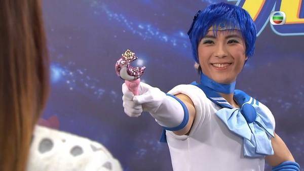 愛回家之三代同糖 吳若希 在《愛回家之開心速遞》中,龔燁(張景淳飾)為了𠱁熊若水(呂慧儀飾),已經Cosplay過真人版「出水阿美」。(圖片來源:TVB)
