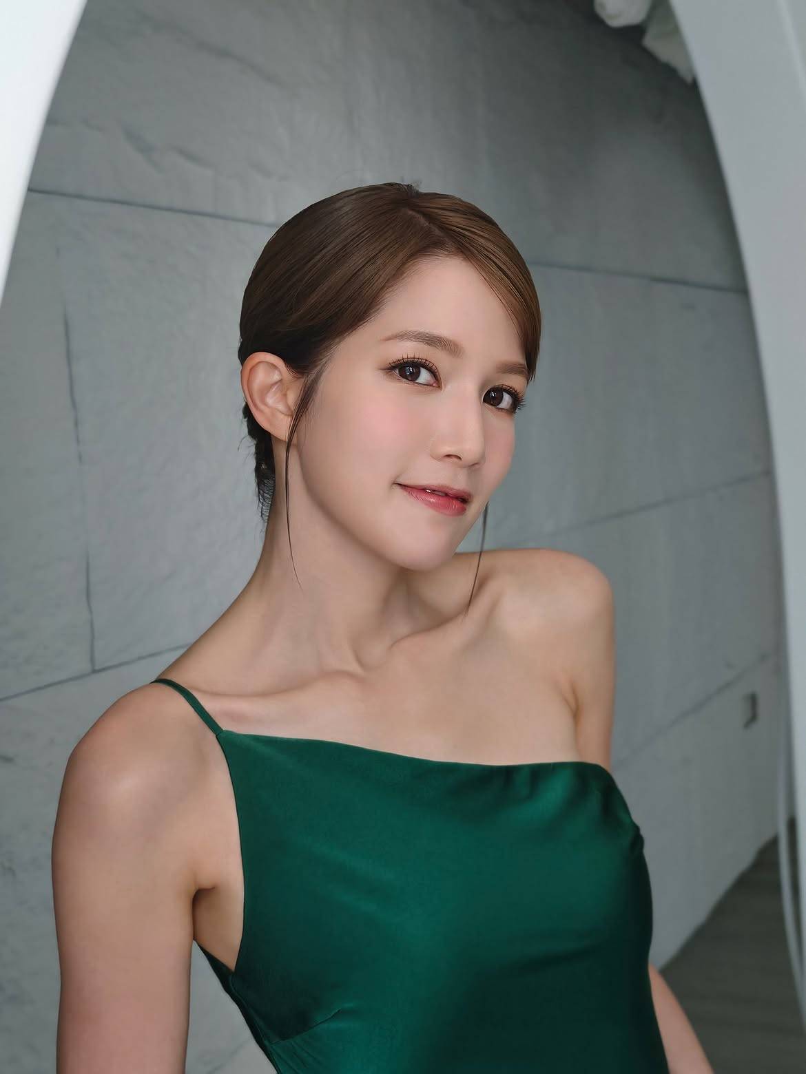 蘇皓兒 洪永城 雖然感情方面暫時交白卷兼且尚未遇上合適對象,但蘇皓兒強調對此毫無壓力並表示相當享受當前的單身生活模式。(圖片來源:IG@chloe_so)