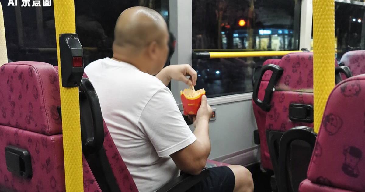 港男九巴上層食薯條兼做一舉動惹議 網民睇40秒直擊片後反應出人意表
