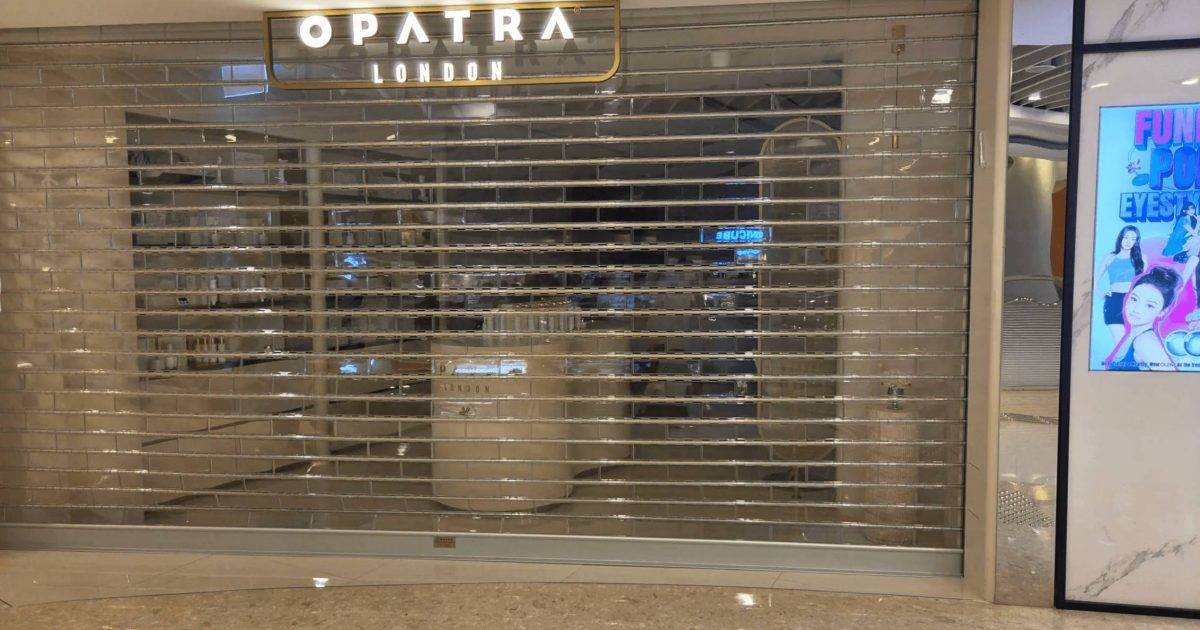 港婦被美妝黑店呃6萬成市民景點 3間分店突落閘停業 門外告示惹關注 女士門前大罵