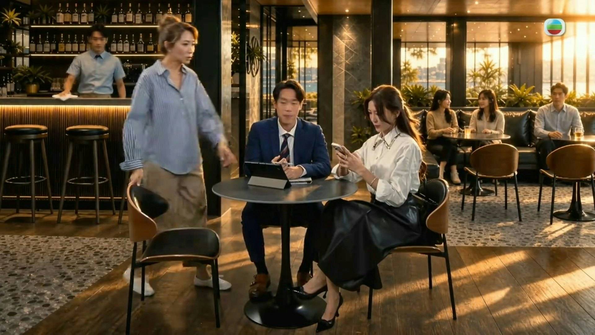 愛回家之三代同糖 唐詩詠 《愛·回家之三代同糖》近日因劇情出現「AI生成餐廳」畫面,引發網民熱烈討論,更有眼利網民發現劇中背景竟驚現一位與唐詩詠極為相似的「AI翻版人物」(後右三)。(圖片來源:TVB)
