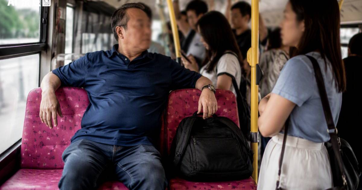 中年男搭巴士霸兩位拒讓座！硬要女生罰企十五分鐘結局引爆全網嘩然