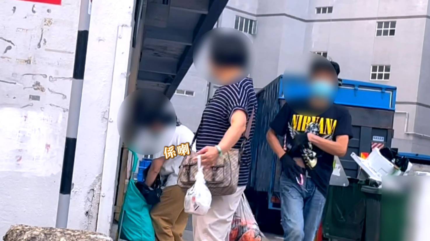 東張西望 食物安全 有職員疑向三文魚姊妹花通水。(圖片來源:TVB)