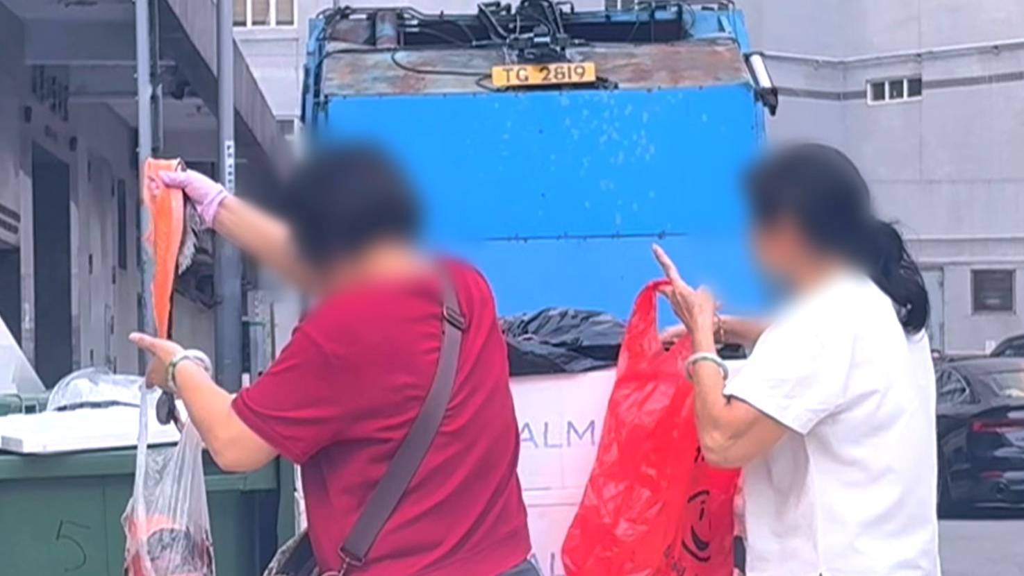 東張西望 食物安全 三文魚姊妹花在垃圾桶尋寶密密執。(圖片來源:TVB)