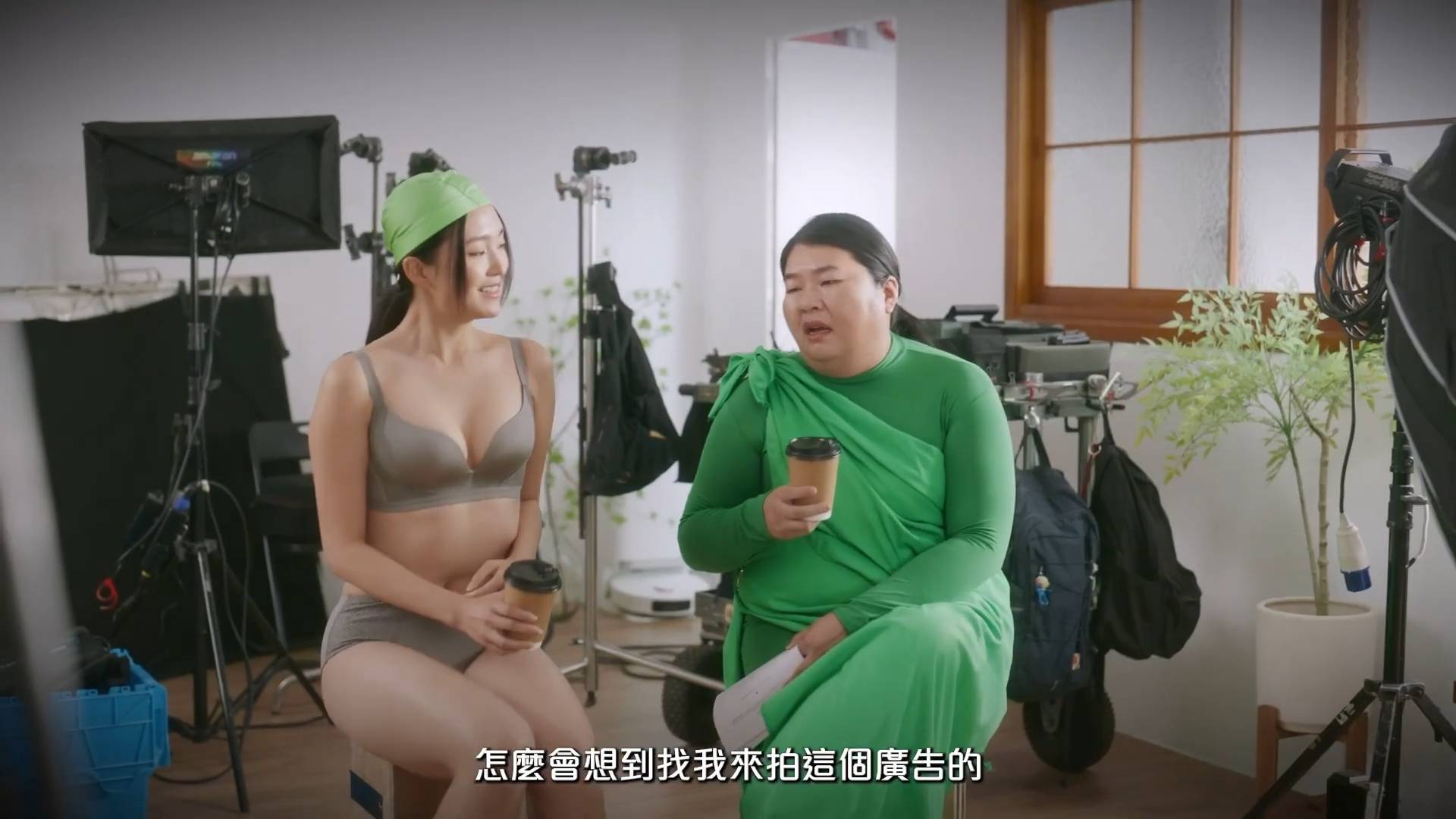 張錦霞 梁庭欣 拍攝期間品牌老闆竟下達極度破格指令,要求利用後期製作技術強制互換身軀,咁搞笑!(圖片來源:Bra@YouTube)