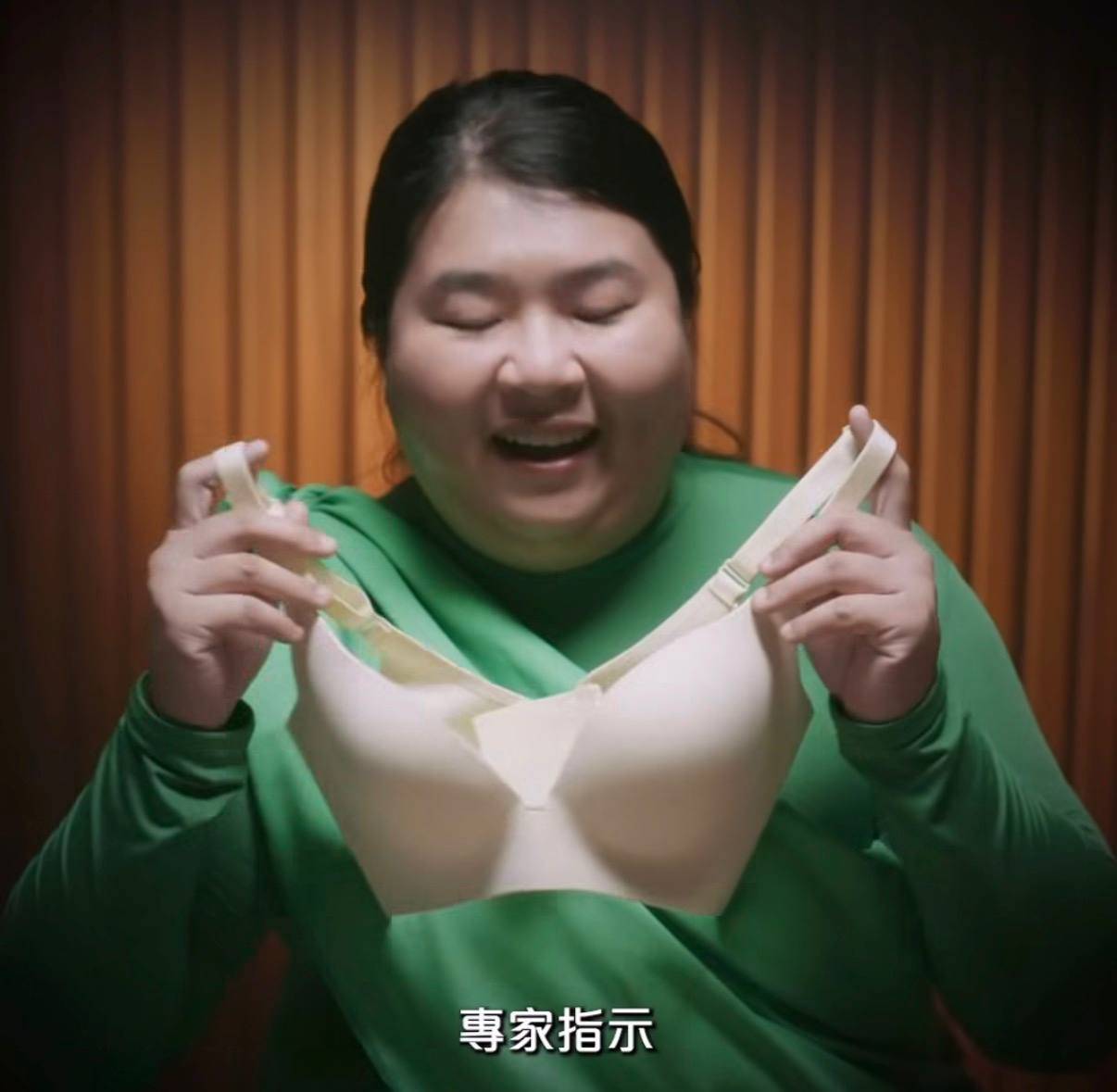 張錦霞 梁庭欣 她表示「綠幕」造型都好「蝦人著」(圖片來源:Bra@YouTube)