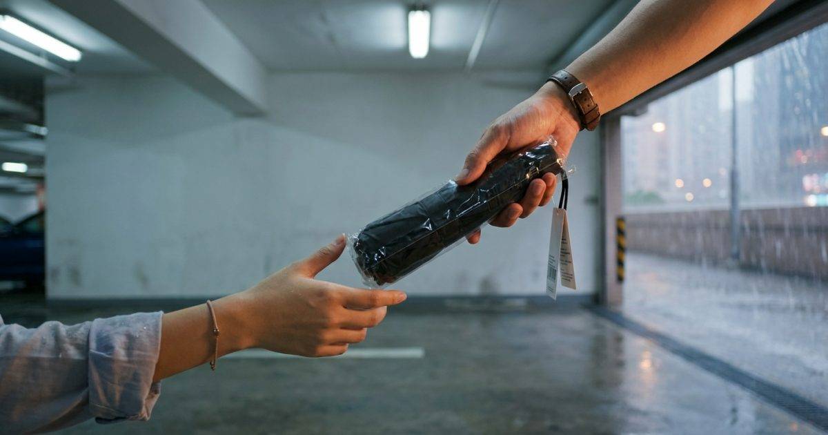 狂風雷暴殺到｜港女遇傾盆大雨被困 陌生男一暖心舉動惹全網激讚！