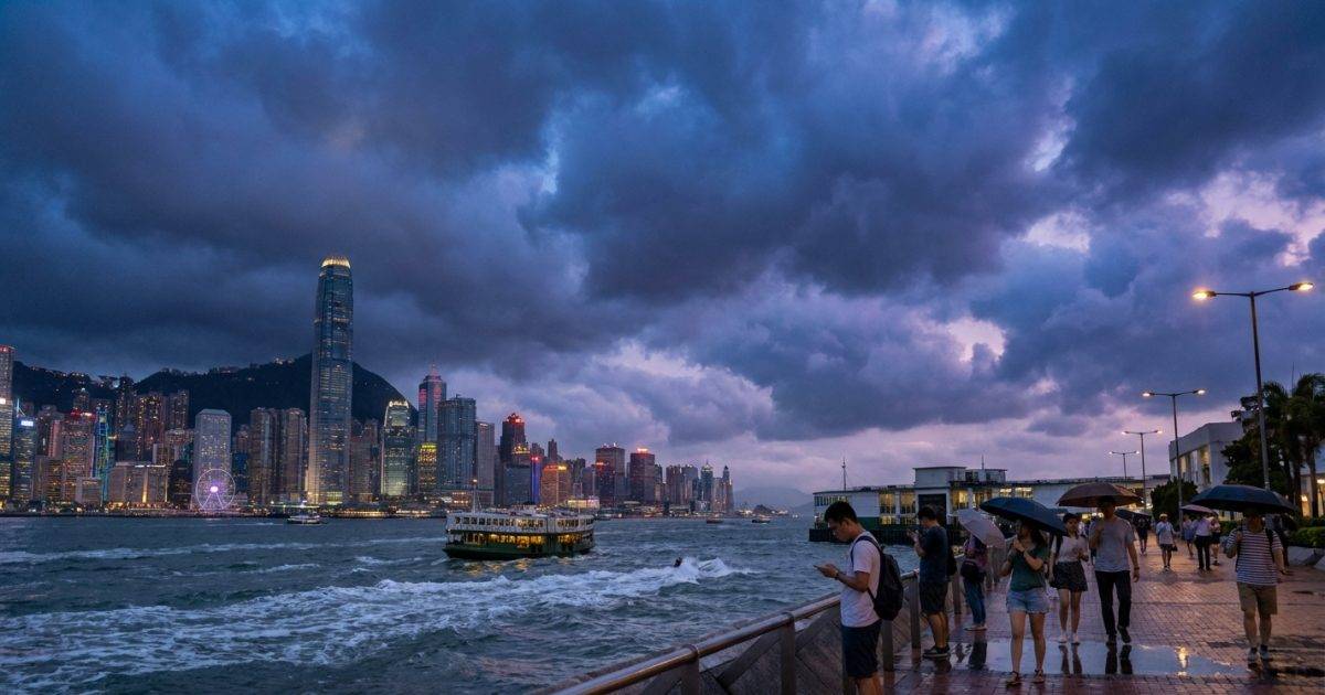 四旋共舞夾擊香港！熱帶風暴紫檀突轉向｜天文台預告：或需發出風球？