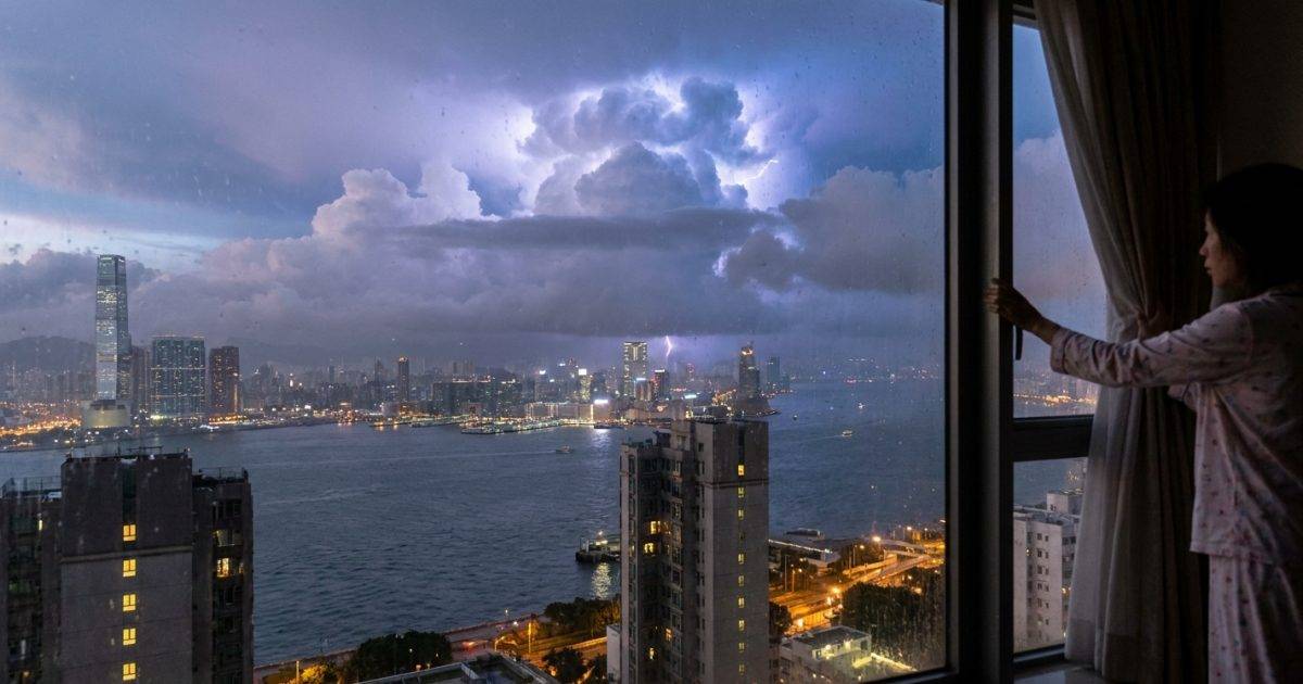 狂風雷暴狂襲香港！天文台凌晨發特別提示：熱帶氣旋「紫檀」或有變數？